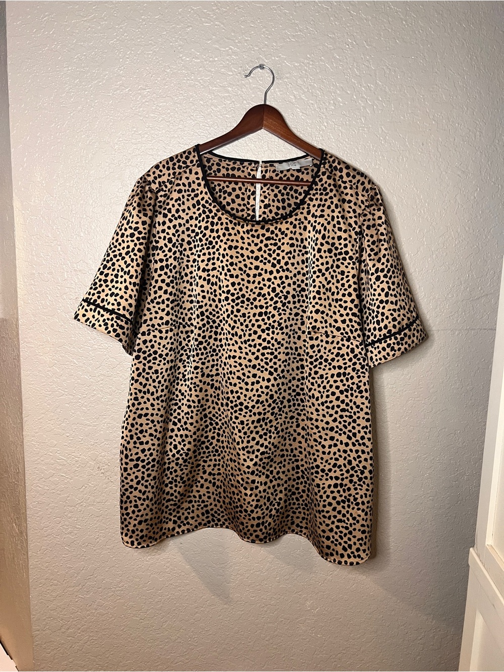 LOFT Beige and Black Leopard-Spot Tunic Blouse Short Sleeve Size 22